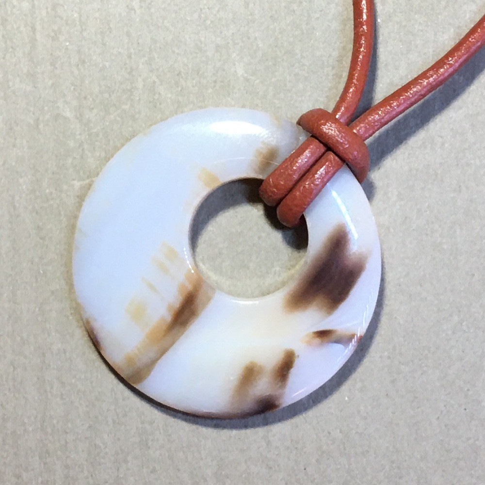 ❤️Beautiful❤️ 21” Agate Leather Choker Necklace
